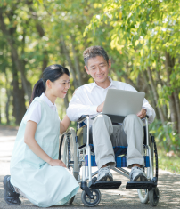 介護身体介護等（利用者の心身の状況に応じた入浴、食事、排せつの介助等）のほか、これに付随する支援業務（レクリエーションの実施、機能訓練の補助等）。2025年4月より訪問介護系サービスも対象。
