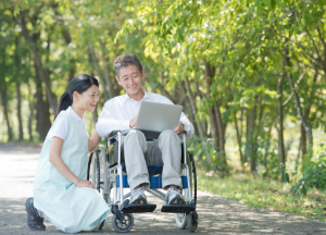 介護身体介護等（利用者の心身の状況に応じた入浴、食事、排せつの介助等）のほか、これに付随する支援業務（レクリエーションの実施、機能訓練の補助等）。2025年4月より訪問介護系サービスも対象。